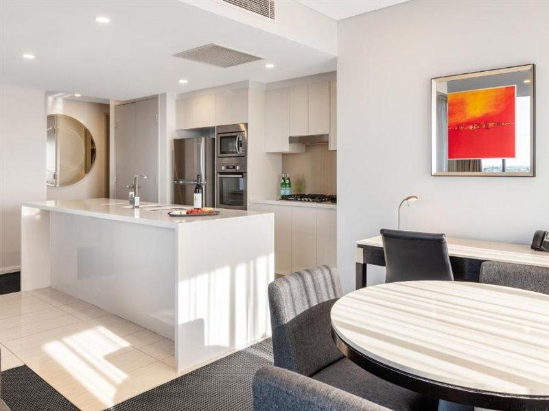 Meriton Suites Zetland Sydney Luaran gambar A typical apartment interior